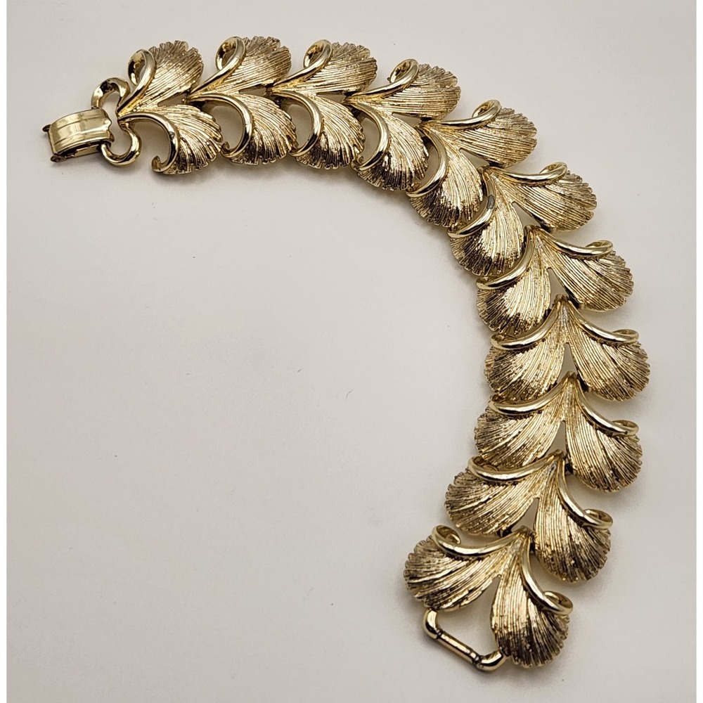 Vintage Lisner Gold Tone Textured Leaf Link Bracelet 7" Signed Statement